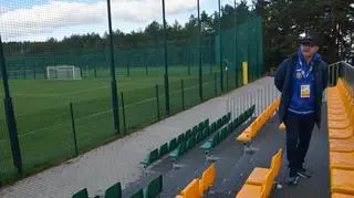 Boiska treningowe w Szkole Mistrzostwa Sportowego w Stężycy. Na zdjęciu: rzecznik klubu Aleksander Wójcik