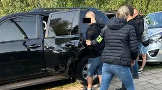 Mężczyźni - jak przekazuje policja - byli członkami zorganizowanej grupy przestępczej i specjalizowali się w przestępstwach akcyzowych