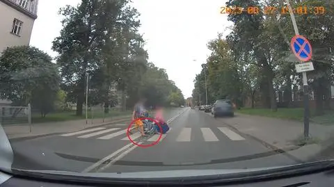 Przedenie koła wózka wpadły w dziurę 