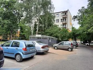 Wiata stanęła bliżej bloku przy Bema 91 niż środka działki 