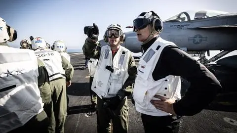 Jens Stoltenberg na USS George H.W. Bush