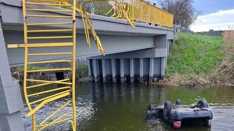 Przebił barierki i spadł z mostu do rzeki