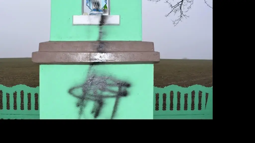 Wandale pomalowali farbą nagrobki i figurkę