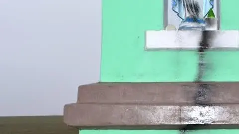 Wandale pomalowali farbą nagrobki i figurkę