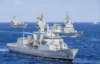 Australijska fregata HMAS Parramatta na wodach Morza Filipińskiego