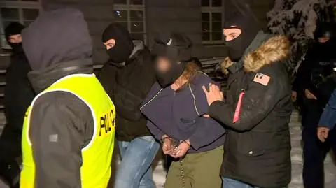 Wyprowadzenie z prokuratury mężczyzny, który zaatakował z bronią w ręku dwóch policjantów