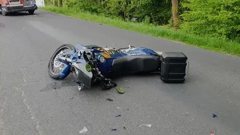 Wjechał w tył jednego auta, uderzył w przód drugiego. 34-letni motocyklista zginął na miejscu