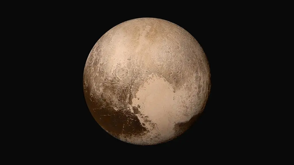 Pluton. Z prawej strony widoczny jest Tombaugh Regio. Sputnik Planitia to jego lewa połowa