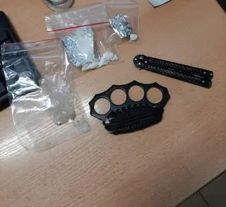 W samochodzie 26-latka policjanci znaleźli między innymi metaamfetaminę i mefedron