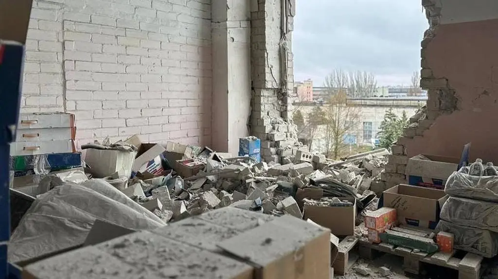 Ostrzelany budynek poczty w Chersoniu