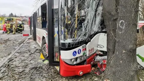 Autobus miejski uderzył w drzewo. Dziewięć osób poszkodowanych