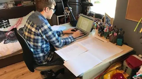 Michał z Wrocławia w czasie próbnego egzaminu ósmoklasisty