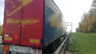 Opończa z jednej strony przyczepy była wybrzuszona 