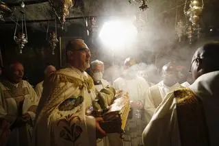 Pasterka w Bazylice Narodzenia Pańskiego w Betlejem, biblijnym miejscu narodzin Jezusa