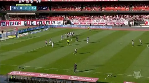 Rzut wolny z prawie 40 metrów? Dla niego to nie problem