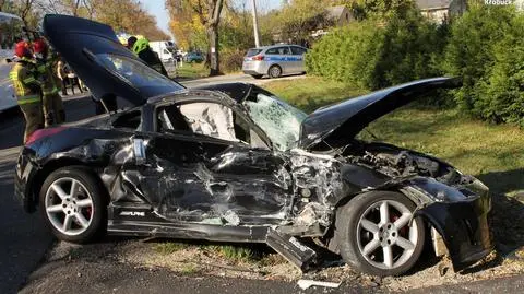 Jechał autem bez tablic, na głowie miał kominiarkę. Uciekając przed policją, wjechał w autokar z dziećmi
