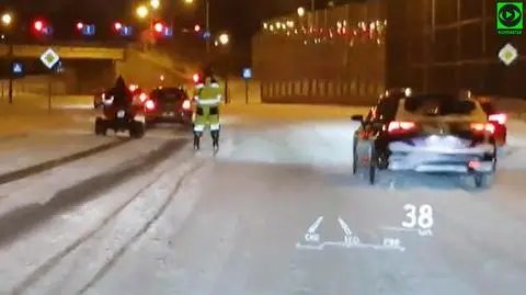 Narciarz za quadem na trzypasmowej drodze w centrum miasta. "Ukarani srogimi mandatami"