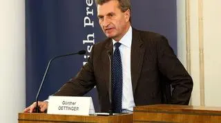 Oettinger odpowiada Szydło