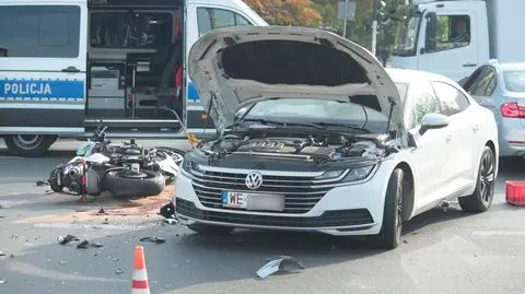 Poważny wypadek na Mokotowie: motocyklista zderzył się z autem, nieprzytomny trafił do szpitala