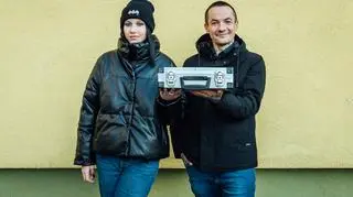Marcin Józefaciuk z uczestniczką programu "Nastolatki rządzą... kasą"