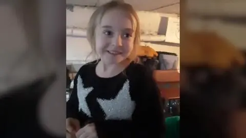 Ukraińska dziewczynka śpiewa w schronie w Kijowie