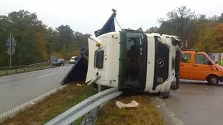 Tir przewrócił się na barierę oddzielającą pasy