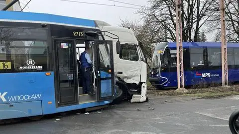 Zderzenie tramwaju i ciężąrówki we Wrocławiu