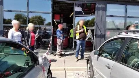 Kobieta uszkodziła drzwi i witrynę marketu