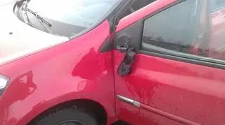 Mężczyzna wyrwał lusterka w samochodzie