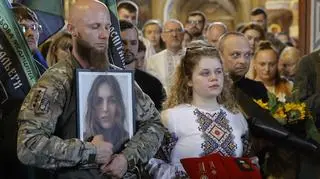 Zgodnie z prośbą poległej żałobnicy, zamiast czerni, nosili wyszywane koszule