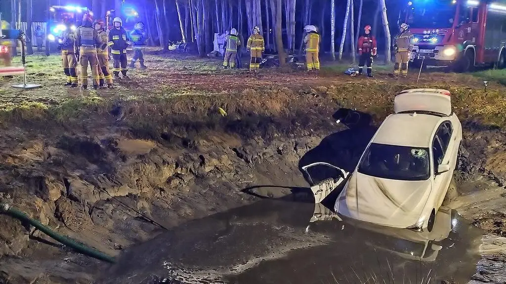 Samochód w stawie