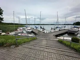 Chłopak był na pomoście. Łowił ryby 