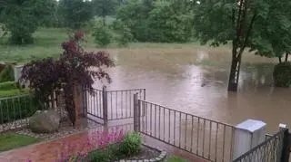 Woda podchodzi do domów