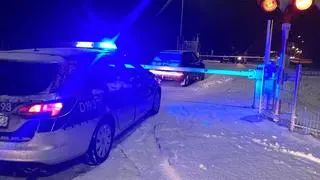 Kierujący skodą 67-latek wjechał na torowisko podczas opuszczania zapór
