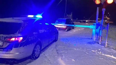 Kierujący skodą 67-latek wjechał na torowisko podczas opuszczania zapór