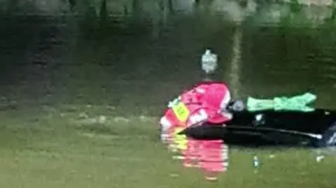 Samochód wjechał do stawu, kierowcy udało się wydostać