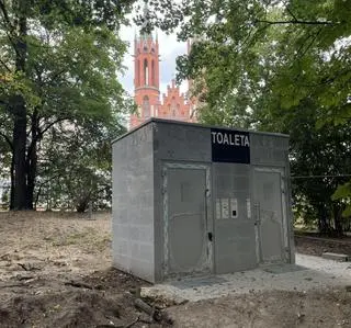 To poprzednia toaleta. Nie wygląda na dużo mniejszą od obecnej (zdjęcie z 6.10.2022) 