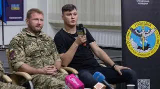 Maksim Kuzminow (z prawej) w czasie konferencji prasowej w Kijowie. Zdjęcie z 5 września 2023 roku 