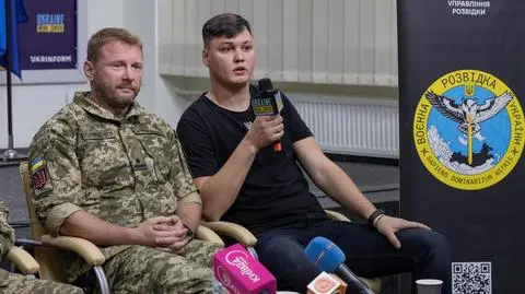 Maksim Kuzniecow (z prawej) w czasie konferencji prasowej w Kijowie. Zdjęcie z 5 września 2023 roku 