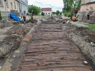 Odkryty fragment drewnianego bruku