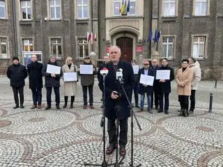 Roman Szełemej na konferencji przed urzędem
