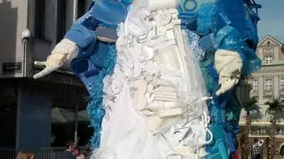 Artystka uzyła setki plastikowych przedmiotów