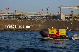 Aktywiści Greenpeace namalowali na burcie tankowca Andromeda hasło "PEACE NOT OIL"