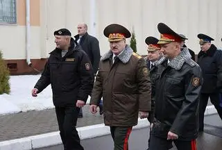 Łukaszenka w otoczeniu dowódców oddziałów specjalnych OMON 