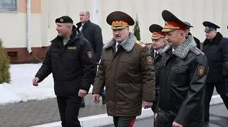 Łukaszenka w otoczeniu dowódców oddziałów specjalnych OMON 