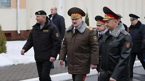 Łukaszenka w otoczeniu dowódców oddziałów specjalnych OMON 