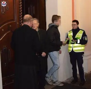 Policjanci z księdzem rozdawali odblaski