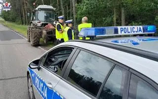 Od przewracarki do siana odpadł metalowy element 