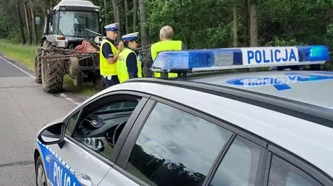 Mijała ciągnik, gdy element maszyny do siana przebił przednią szybę jej auta. Kobieta zginęła na miejscu