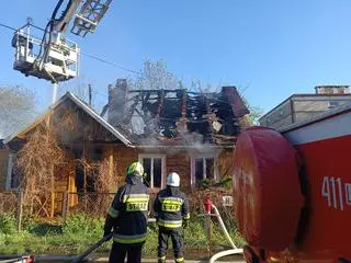 Spłonął drewniany dom, strażacy mówią o celowym podpaleniu 